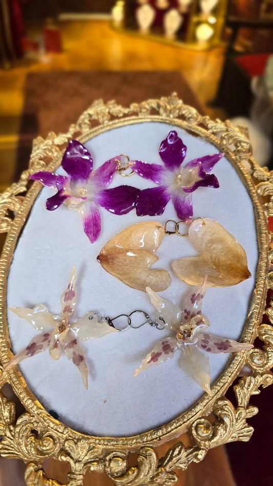 Aretes con orquídeas y tulipanes